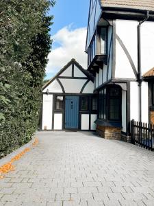 波特斯巴Luxury & Spacious 2 Bed Annex with Private Garden的一座带蓝色门和车道的房子