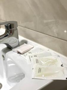 伊万诺-弗兰科夫斯克Belvederska apartment 2的浴室柜台配有带牙刷的盥洗池和盒子