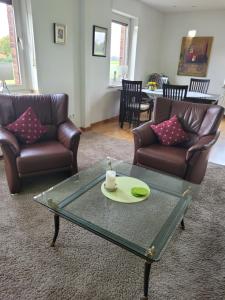 克雷费尔德波特舍夫公寓的客厅配有沙发和带蜡烛的桌子。