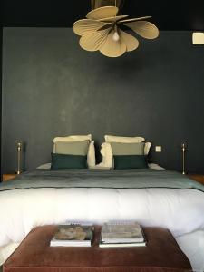 Le Fresne-CamillyLe Domaine de l'Hostellerie的一间卧室配有一张大床和吊扇