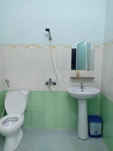 波来古市Nhà Nghỉ Kim Lài - Đối diện bệnh viện tỉnh Gia Lai -132 Tôn Thất Tùng的一间带卫生间和水槽的浴室