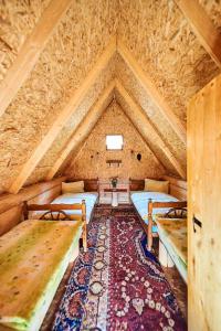普拉夫Samel's Cottage Hrid's lake Prokletije的阁楼间 - 带2张床和地毯