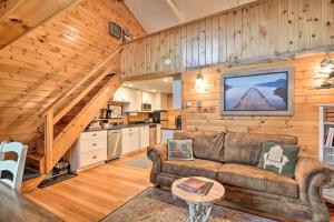 萨拉纳克莱克Pet-Friendly Adirondack Cabin with On-Site Lake的带沙发和楼梯的客厅