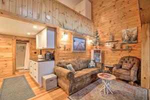 萨拉纳克莱克Pet-Friendly Adirondack Cabin with On-Site Lake的客厅配有沙发和桌子