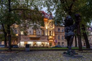 利沃夫肖邦酒店的建筑物前的女人雕像