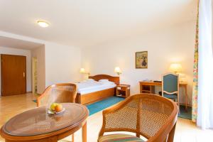 莫里茨堡楚而夫瓦尔德旅馆的酒店客房带一张床、一张桌子和椅子