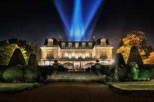 兰斯Domaine les Crayères的蓝色灯的建筑图象