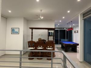 卡门阿皮卡拉Hermosa Villa de Descanso的配有乒乓球桌和台球桌的房间