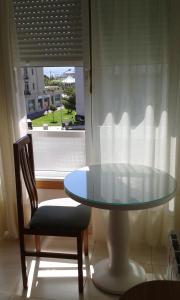 波多诺伏卡萨玛丽亚旅馆的玻璃桌、椅子和窗户