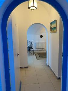哈马马特BUNGALOW El HOUDA的走廊上设有拱门,房间内设有桌子