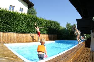 瑟尔艾格维尔特酒店的两个男孩在游泳池玩耍