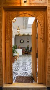 马拉喀什Riad Dar Yassine的进入带开放式门的房间的入口