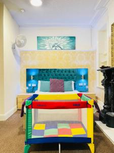 普雷斯顿Trivelles Park Hotel的卧室配有一张带腿脚的床铺。