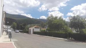 埃尔博斯克Casa Las Truchas的山城里一条空的街道