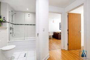 伯明翰City View Apartments的带淋浴和卫生间的白色浴室