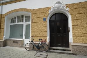 慕尼黑HOMELY STAY Studio 1的停在大楼前的自行车,有门
