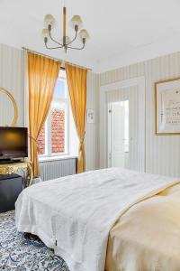 斯塔德约尔酒店的卧室设有一张白色大床和一扇窗户。
