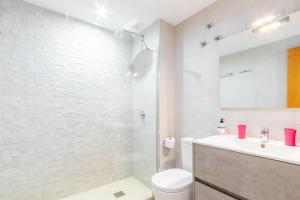 阿尔啼Altea Villa Buraux的白色的浴室设有卫生间和水槽。