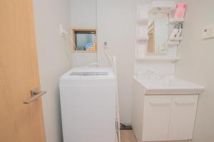 福冈LA CHIC StyleHakata 1 - Vacation STAY 71385v的一间带洗衣机和水槽的小浴室