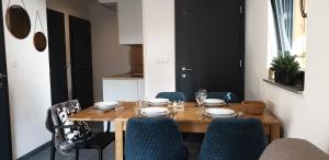 莫济列Golte SkiCenter Apartment的一张带蓝色椅子和木桌的餐桌