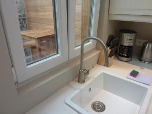 伊普尔艾梅酒店的带水槽的厨房台面和窗户