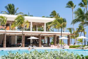 蓬塔卡纳Tropical Deluxe Princess - All Inclusive的从游泳池欣赏到度假村的景色