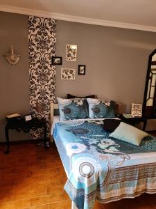 塔拉法尔B&B "Villa Alegria", Tarrafal的一间卧室配有一张带蓝色毯子的床