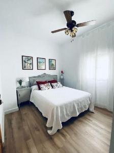 El CampoCasa Rural La abuela的一间卧室配有一张带吊扇的床