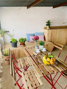 El CampoCasa Rural La abuela的一张木桌,上面放着一碗水果