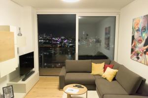 Triiiple Suites Level 21 mit Balkon und Tiefgarage的休息区