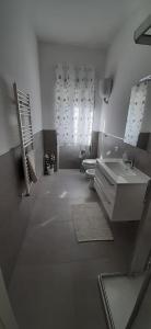 博尔塞纳Casa Al Lago的浴室设有2个水槽和镜子