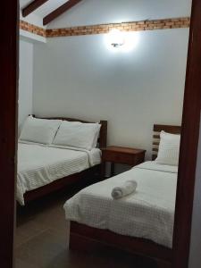 莱瓦镇Casa Lewana的一间设有两张床的房间