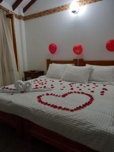 莱瓦镇Casa Lewana的红玫瑰制成的心床