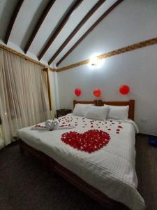 莱瓦镇Casa Lewana的一间卧室,床上有红色玫瑰