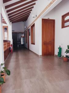 莱瓦镇Casa Lewana的一条空的走廊,有木门和植物