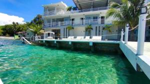 奥斯洛布栋桑斯118号海滩度假酒店的水边的房屋,设有游泳池
