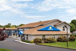 米德尔敦Days Inn by Wyndham Middletown/Newport Area的医院大楼前方的景色