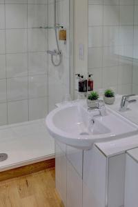 克里安拉利贝斯特韦斯特克里安拉利酒店的白色的浴室设有水槽和淋浴。