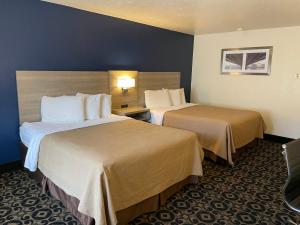 罗斯福Americas Best Value Inn Roosevelt/Ballard的一间酒店客房,房间内设有两张床
