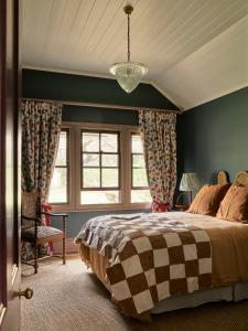 凯阿玛Greyleigh Kiama的一间卧室设有一张床和一个大窗户