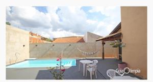 奥林匹亚Recanto Primavera的一个带桌椅的庭院和一个游泳池