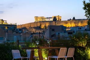 雅典雅典B4B签名酒店的享有雅典卫城景致的桌椅
