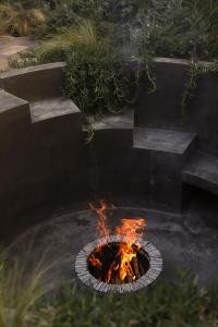 圣米格尔-德阿连德Quinta Amores alojamiento的花园里的火坑,火 ⁇ 中