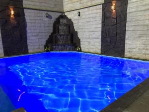 巴拉奈里奥-坎布里乌Casa com piscina em Balneário Camboriú的蓝色房子中的游泳池