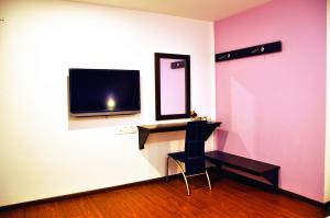 玻璃市港口景致汽车旅馆的客房设有书桌和墙上的电视