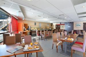 Suite Home Briancon Serre Chevalier餐厅或其他用餐的地方