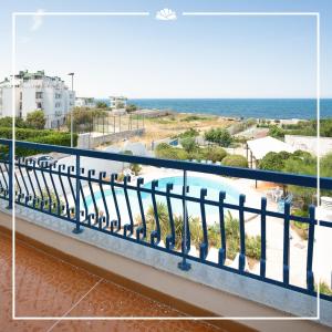 托雷阿马莱Residence Baia degli Sciti的阳台享有游泳池和海洋的景致。