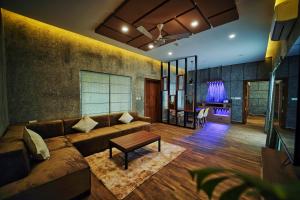 瓦亚纳德Jungle Bay Resorts & Spa的客厅配有沙发和桌子