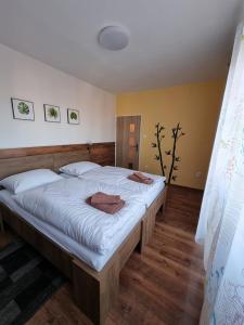 波普拉德Villa-Gallant的一间卧室配有一张大床和两条毛巾