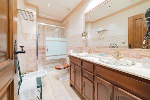 格拉纳达波萨达德尔托洛酒店的一间带两个盥洗盆和淋浴的浴室